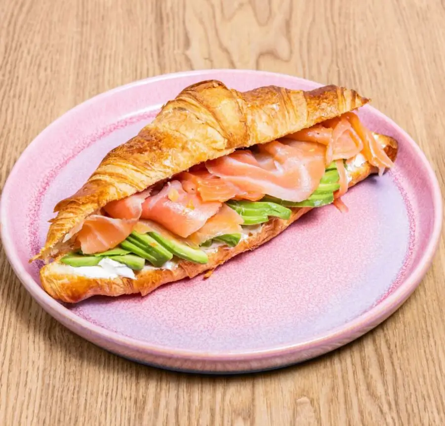 Croissant salmón y aguacate